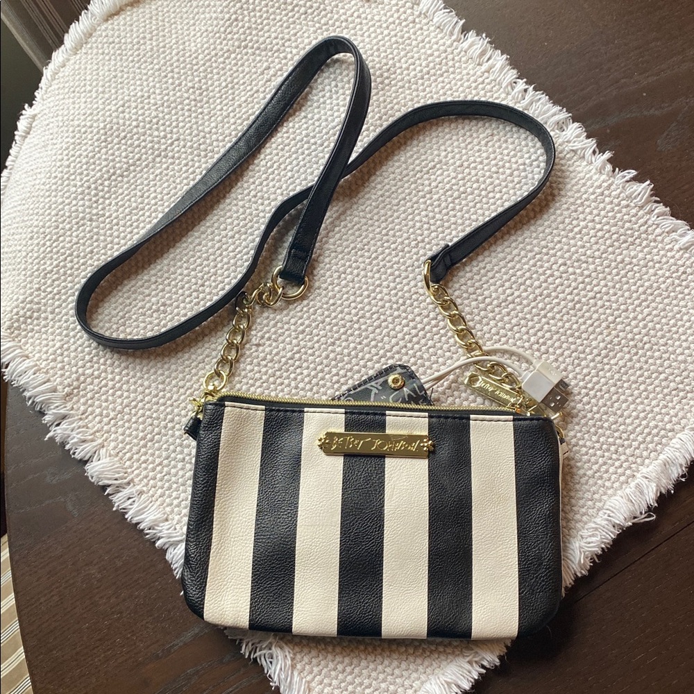 Betsey Johnson “I’m in Charge” Charging Crossbody, Black and White, New.